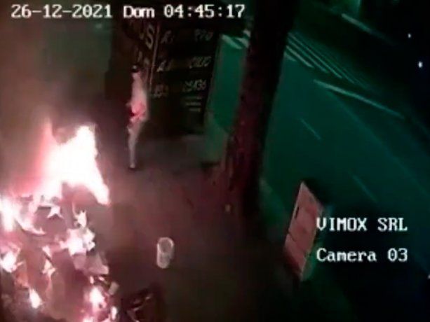 Nueva Pompeya: una mujer prendió fuego a una persona en situación de calle mientras dormía