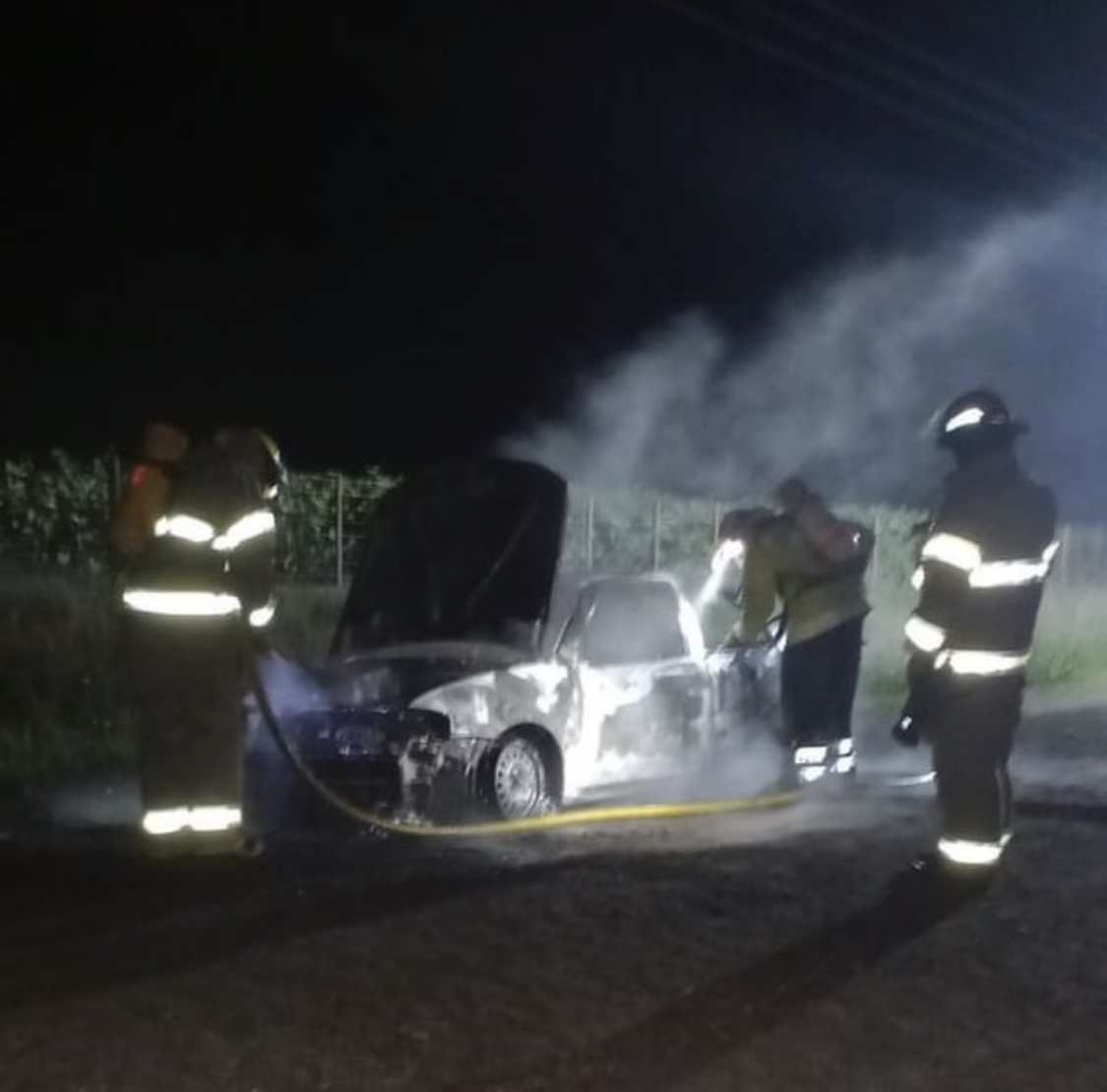 Incendio de un silo y un auto combatieron Bomberos Voluntarios