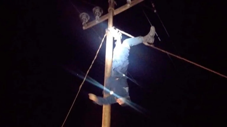 Chubut: le amputarán un brazo al hombre que se electrocutó y quedó colgado de un poste cuando quiso robar cables de alta tensión
