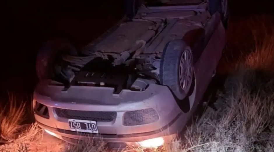 Locura en Bahía Blanca: manejaba borracho con 13 amigos en el auto y volcó