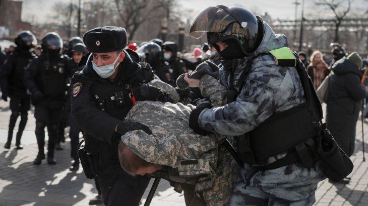 Rusia: al menos 5.000 detenidos en marchas en contra de la guerra en Ucrania