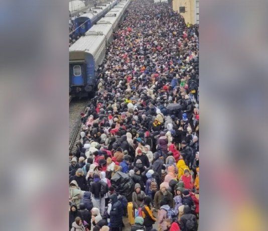 Miles de ucranianos desbordan las estaciones de trenes para intentar escapar de las bombas