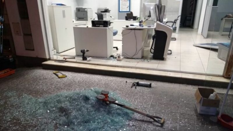 Video: Un abogado estrelló su auto contra una oficina de OSDE por la muerte de su padre