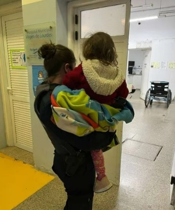 Córdoba: una mujer encerró a su hija de 2 años para ir a una fiesta y la tuvo que rescatar la Policía
