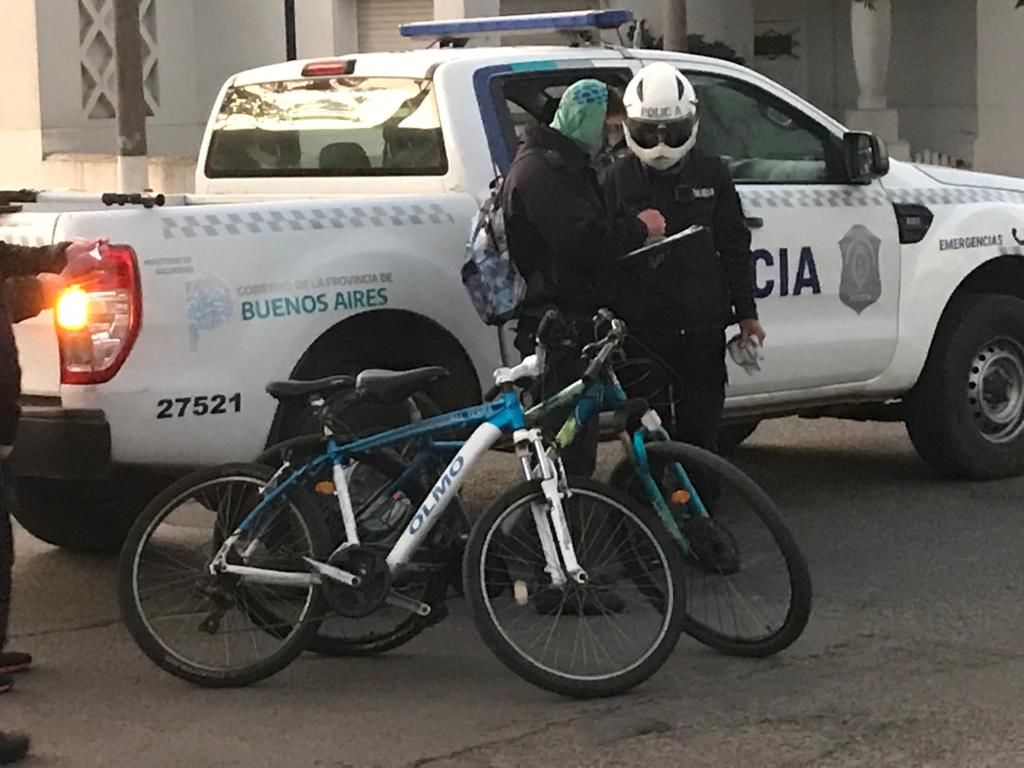 Un patrullero embistió a dos ciclistas