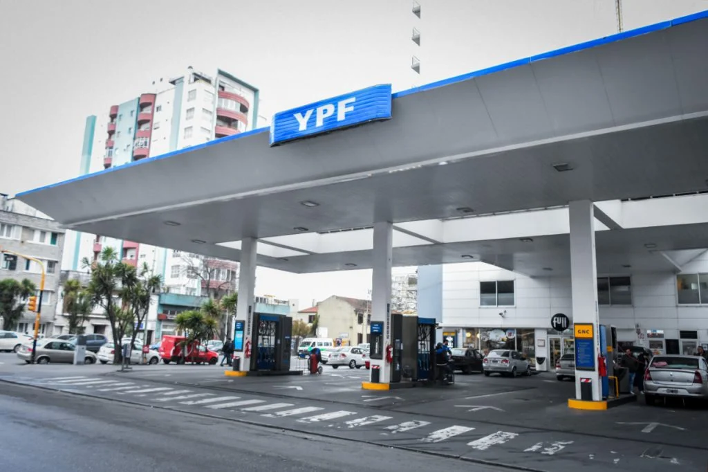 Marcha atrás con la suba de la nafta: YPF retrotrajo los precios
