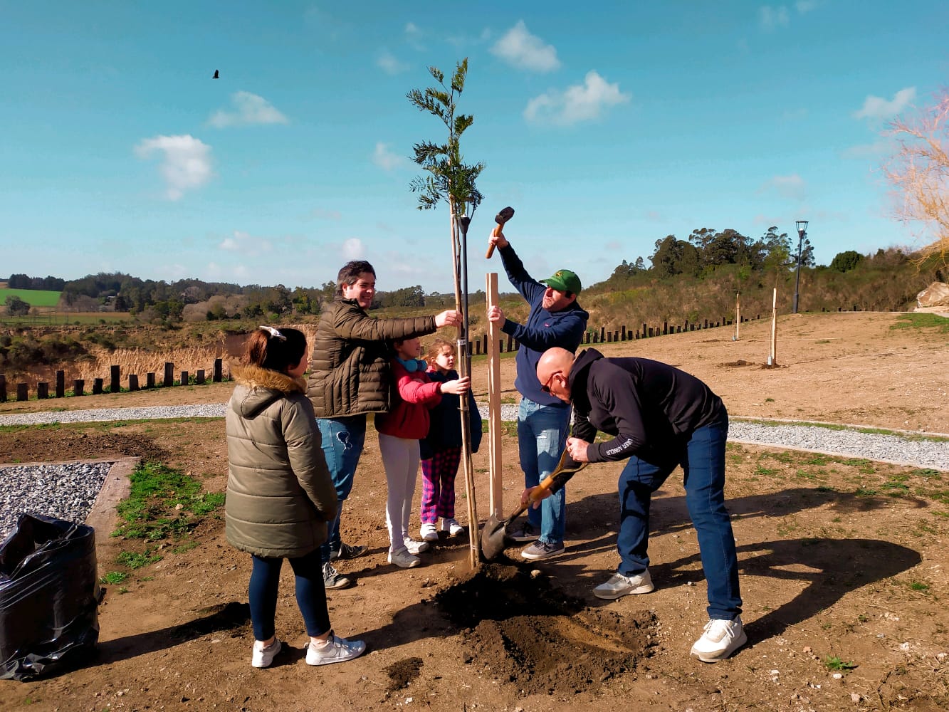 Se plantaron árboles donados por Chayé Hnos en el geoparque “Pun Antü”