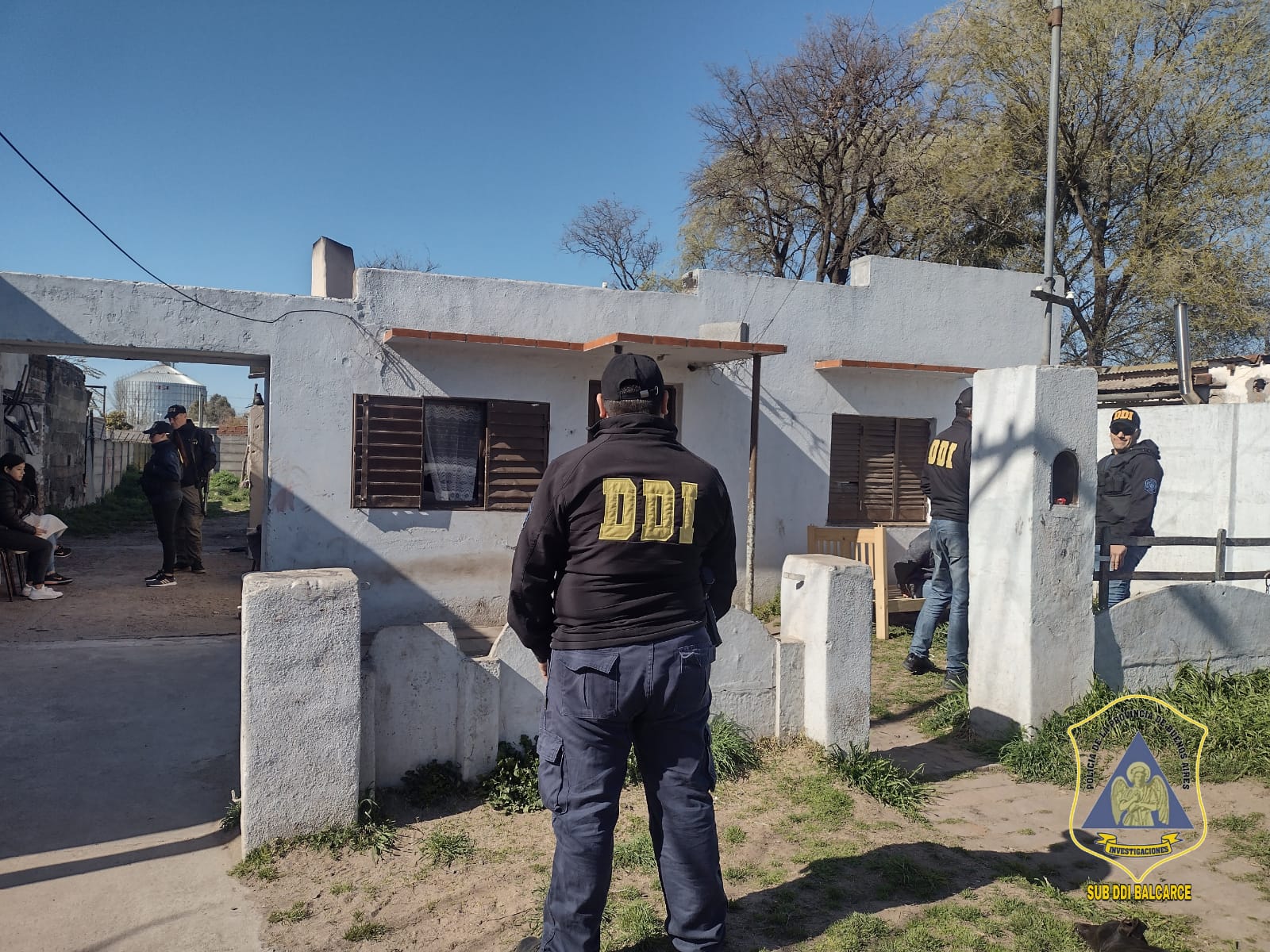 Estafaron con el alquiler falso de una casa y realizaron allanamiento en Benito Juárez