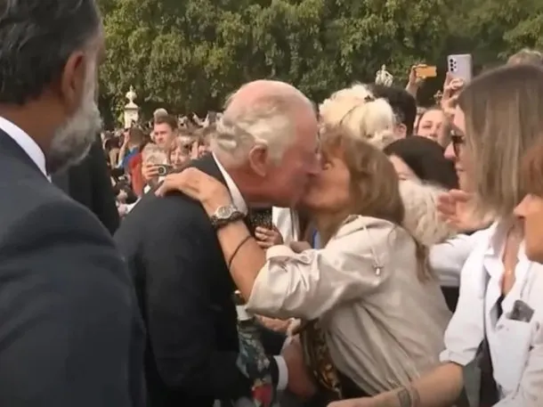 Reino Unido: una mujer rompió el protocolo y besó al rey Carlos III