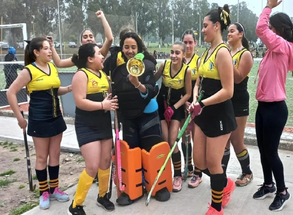 HOCKEY: Sexta y septima del club Sportivo Trabajo subcampeonas del “Apertura” de CAFER