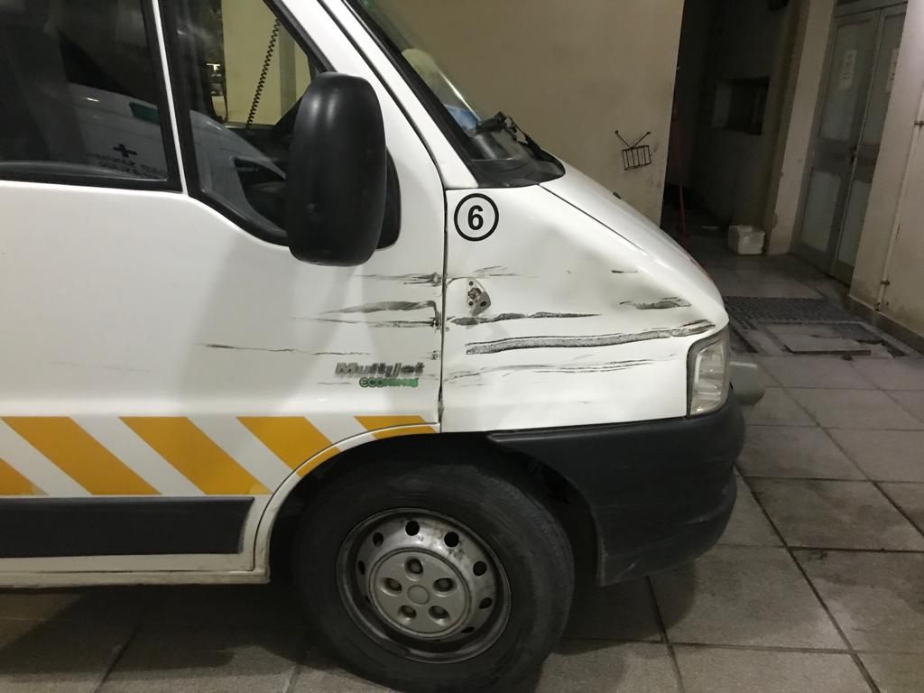 Toyota Hilux y Ambulancia del SAME colisionaron en Av. Suipacha y 15